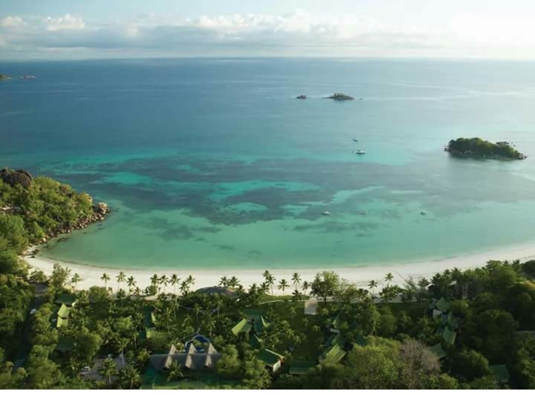Turquoise coastline near Côte d’Or on Praslin